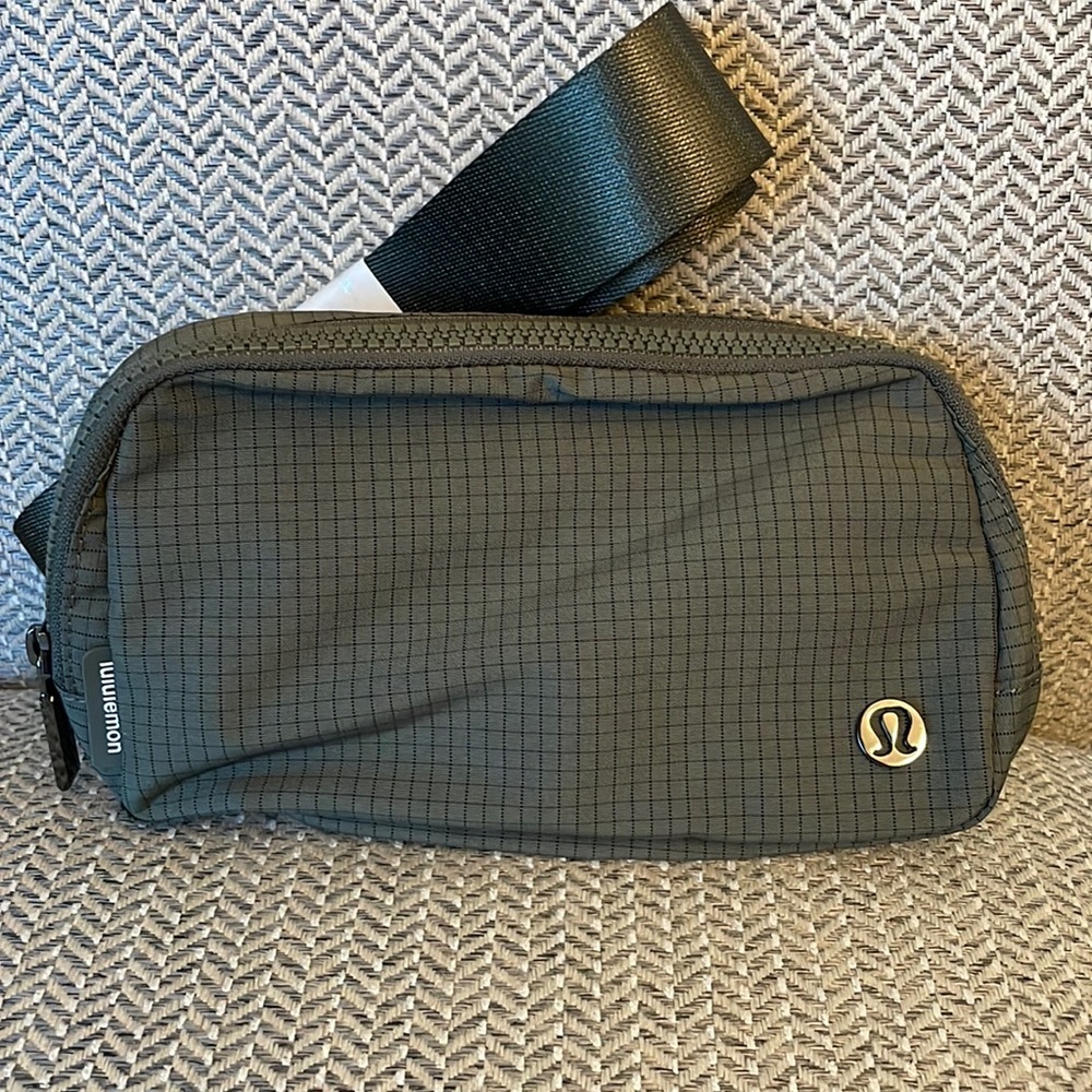 Lululemon Everywhere Belt Bag - Carob Brown/Black